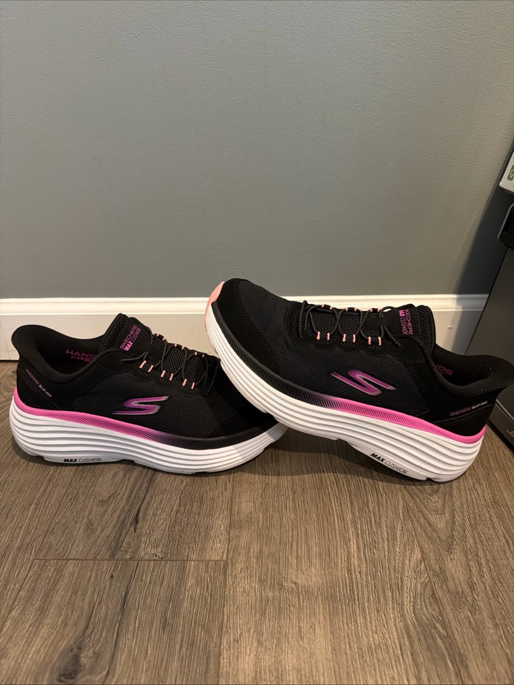 Skechers Max Cushioning Endeavour Cardova Shoes Women's Black/Pink Slip-ins EUC